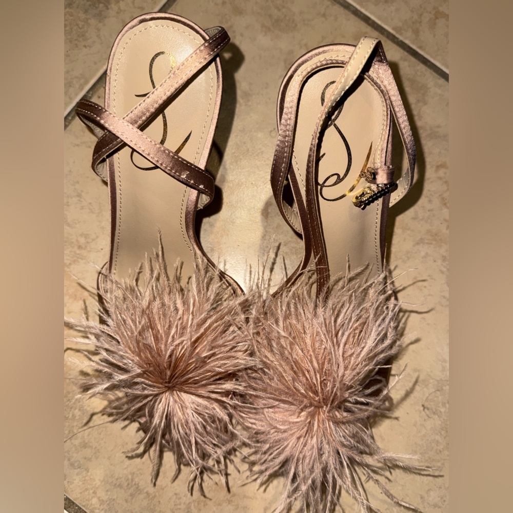 two toed heels with fur